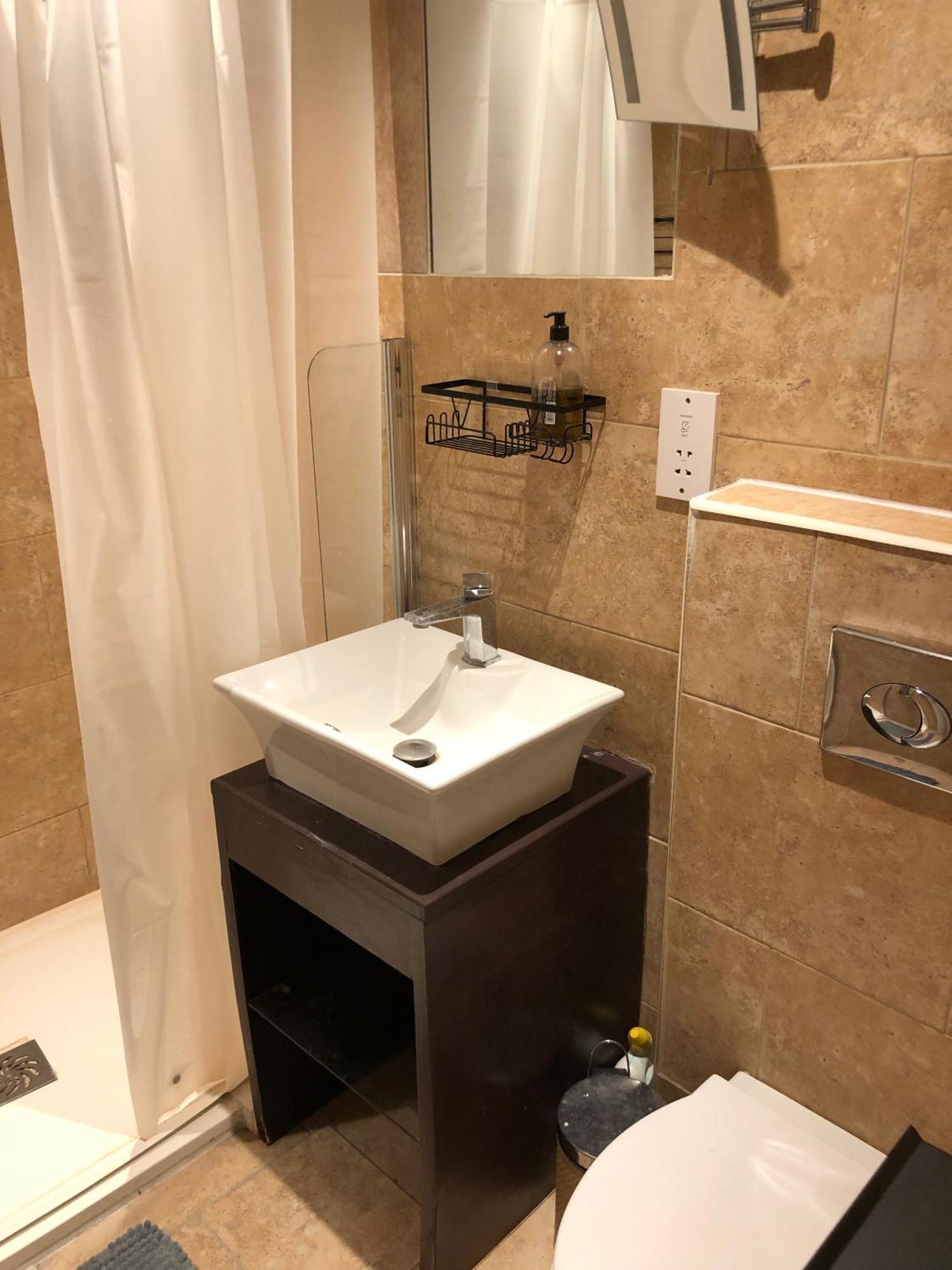 Shared House - Private With Dedicated Guest Bathroom Near Paddington Homestay *